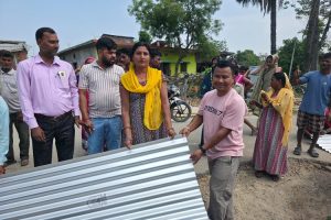 आगलागी पीडितका लागि चौधरी बने सहारा, १३ परिवारलाई जस्तापाता वितरण