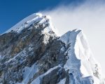 सगरमाथा शिखरमा पुग्ने आराेहीकाे सङ्ख्या ९०० नाघ्याे