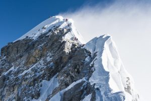 सगरमाथा शिखरमा पुग्ने आराेहीकाे सङ्ख्या ९०० नाघ्याे