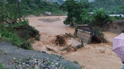 राधाकृष्ण राइस मिल्सले भोटेकोशी बाढी पीडितका लागि गर्यो २ लाख १ हजार सहयोग