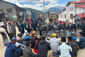 रानीखर्क सीमा विवादलाई लिएर जिल्ला प्रशासन कार्यालयमा धर्ना