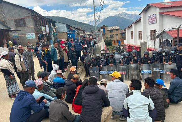 रानीखर्क सीमा विवादलाई लिएर जिल्ला प्रशासन कार्यालयमा धर्ना