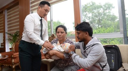 छोरासहित गृहमन्त्रीलाई भेट्न गएका सुजनले गरे धर्ना स्थगन, निष्पक्ष छानबिनको आश्वासन