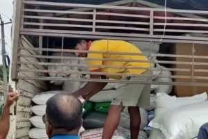 अवैध सामानसहित मिनी ट्रक नियन्त्रणमा