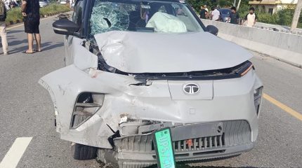 भारतीय कारको ठक्करबाट एकको मृत्यु, एक घाइते