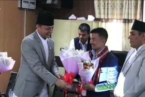 १० पटक सगरमाथा आरोहण गरेका सांसद शेर्पा सम्मानित