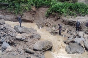 बाढीले अवरुद्ध मध्यपहाडी लोकमार्ग खुलाउने प्रयास जारी