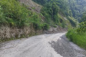 आजदेखि बेँसीसहर-चामे र मध्यपहाडी लोकमार्गमा सवारी सञ्चालनमा रोक