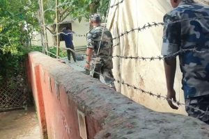 तस्करी नियन्त्रण गर्न सिमाको पर्खालमा काँडेतार !