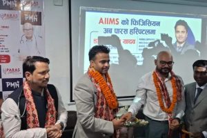 एम्सका फिजिसियन डा. विमलेश यादव पारस अस्पतालमा आबद्ध, पत्रकारलाई निःशुल्क उपचारको घोषणा
