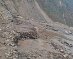 रोशी खोलामा बाढी आएपछि बीपी राजमार्गको काभ्रे खण्ड अवरुद्ध