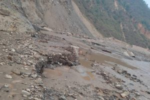 रोशी खोलामा बाढी आएपछि बीपी राजमार्गको काभ्रे खण्ड अवरुद्ध
