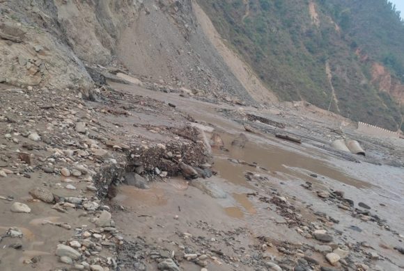 रोशी खोलामा बाढी आएपछि बीपी राजमार्गको काभ्रे खण्ड अवरुद्ध
