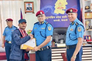 महाकालीमा हाम फालेकी महिलाको उद्धार गर्ने प्रकाश सिंह महरा ‘पुलिस अफ दि मन्थ’ घोषित