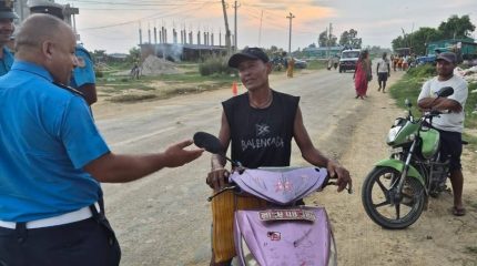 जनचेतनाबाट दुर्घटना न्यूनीकरणको प्रयास: दुई पाङ्ग्रे चालकसँग ट्राफिक प्रहरीको प्रत्यक्ष संवाद
