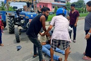 विराटनगरमा ट्र्याक्टरको ठक्करबाट मोटरसाइकल चालक गम्भीर घाइते
