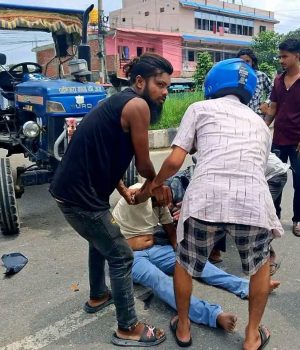 विराटनगरमा ट्र्याक्टरको ठक्करबाट मोटरसाइकल चालक गम्भीर घाइते