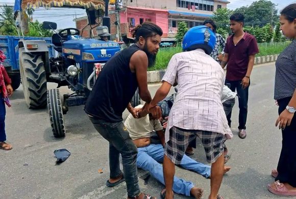 विराटनगरमा ट्र्याक्टरको ठक्करबाट मोटरसाइकल चालक गम्भीर घाइते