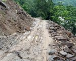 सडक अवरुद्ध हुँदा इलामको यातायात सम्पर्क विच्छेद