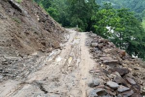 सडक अवरुद्ध हुँदा इलामको यातायात सम्पर्क विच्छेद