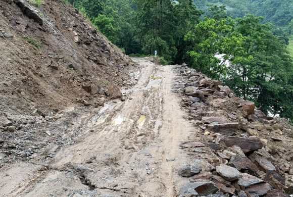 सडक अवरुद्ध हुँदा इलामको यातायात सम्पर्क विच्छेद