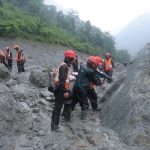 त्रिशूली ३ ए सुरुङमा फसेकाहरूको उद्धारका लागि सुरुङको माथिल्लो भागमा उद्धारकर्मी सक्रिय