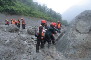 त्रिशूली ३ ए सुरुङमा फसेकाहरूको उद्धारका लागि सुरुङको माथिल्लो भागमा उद्धारकर्मी सक्रिय