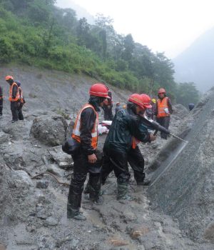 त्रिशूली ३ ए सुरुङमा फसेकाहरूको उद्धारका लागि सुरुङको माथिल्लो भागमा उद्धारकर्मी सक्रिय