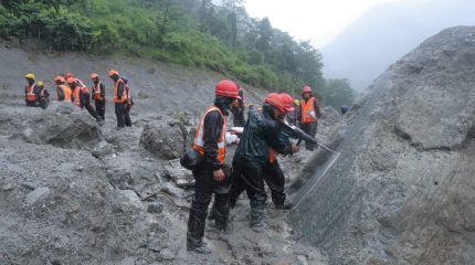 त्रिशूली ३ ए सुरुङमा फसेकाहरूको उद्धारका लागि सुरुङको माथिल्लो भागमा उद्धारकर्मी सक्रिय