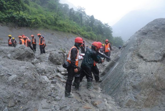त्रिशूली ३ ए सुरुङमा फसेकाहरूको उद्धारका लागि सुरुङको माथिल्लो भागमा उद्धारकर्मी सक्रिय