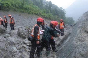 त्रिशूली ३ ‘ए’ मा छिचोलियो टनेल: अक्सिजन र लाइट पठाइयो, आज मानिस छिर्ने प्वाल बनाइँदै