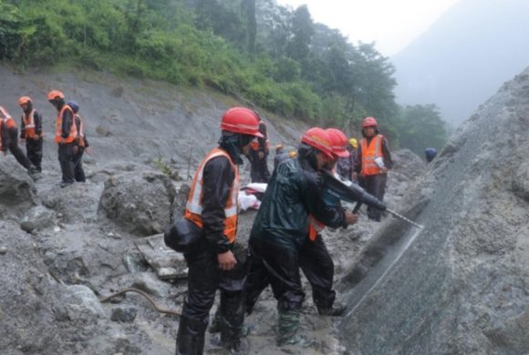 त्रिशूली ३ ‘ए’ मा छिचोलियो टनेल: अक्सिजन र लाइट पठाइयो, आज मानिस छिर्ने प्वाल बनाइँदै