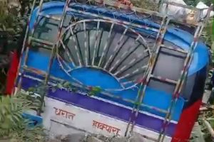 धनकुटाको चारखोले गोलाइमा बस पल्टिँदा तीन यात्रु घाइते