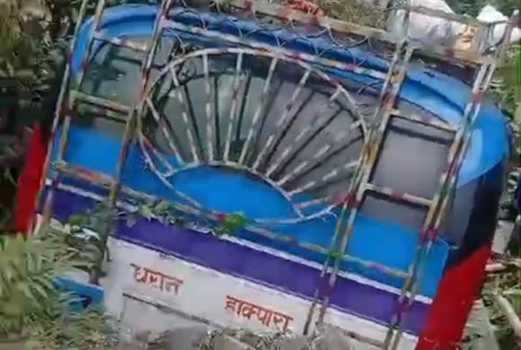 धनकुटाको चारखोले गोलाइमा बस पल्टिँदा तीन यात्रु घाइते