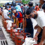 शनिबार र आइतबार १६ हजार ३०० सिलिन्डर ग्यास वितरण, झन् बढ्दै उपभोक्ताको भीड