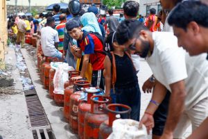 शनिबार र आइतबार १६ हजार ३०० सिलिन्डर ग्यास वितरण, झन् बढ्दै उपभोक्ताको भीड