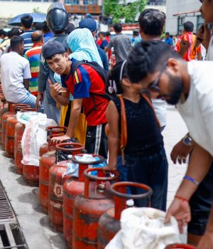 शनिबार र आइतबार १६ हजार ३०० सिलिन्डर ग्यास वितरण, झन् बढ्दै उपभोक्ताको भीड