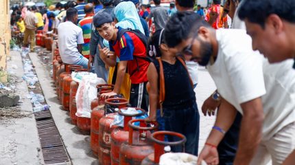 शनिबार र आइतबार १६ हजार ३०० सिलिन्डर ग्यास वितरण, झन् बढ्दै उपभोक्ताको भीड