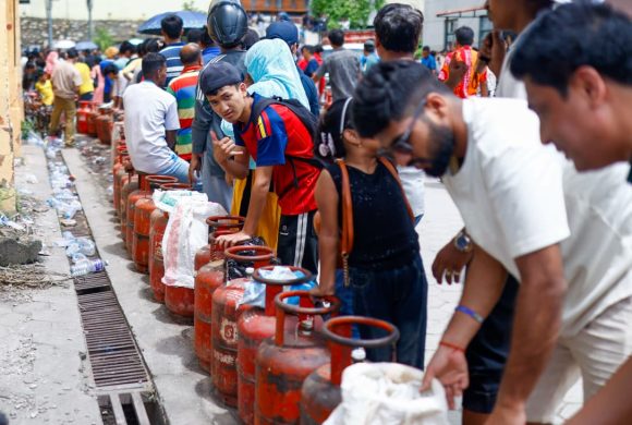शनिबार र आइतबार १६ हजार ३०० सिलिन्डर ग्यास वितरण, झन् बढ्दै उपभोक्ताको भीड