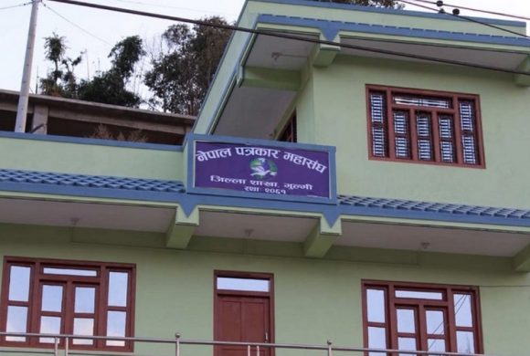 बाढी प्रभावितलाई पत्रकार महासंघ गुल्मीको एक लाख सहयोग