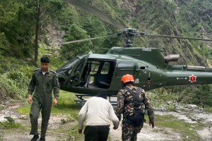 भोटेकोसी बाढी प्रभावित घाइतेलाई बिहानैदेखि हेलिकोप्टरमार्फत उद्धार