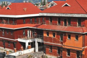 क्षतिग्रस्त सरकारी भवन पुनर्निर्माण हुँदै