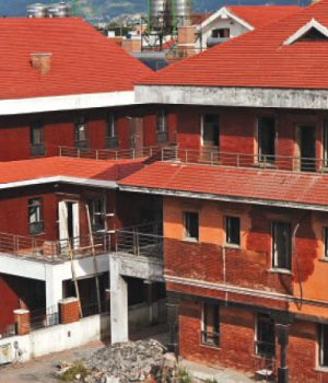 क्षतिग्रस्त सरकारी भवन पुनर्निर्माण हुँदै
