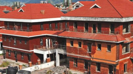 क्षतिग्रस्त सरकारी भवन पुनर्निर्माण हुँदै