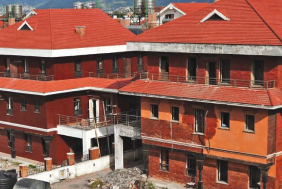 क्षतिग्रस्त सरकारी भवन पुनर्निर्माण हुँदै