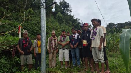 डोटीको सिमचौरका ५६ घरमा पुग्यो राष्ट्रिय विद्युत्, स्थानीय खुसी