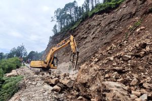 पहिरोका कारण देशभरका ८ वटा राजमार्ग अवरुद्ध, यातायात प्रभावित
