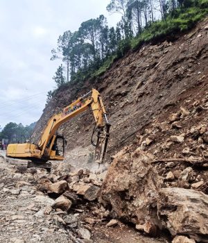 पहिरोका कारण देशभरका ८ वटा राजमार्ग अवरुद्ध, यातायात प्रभावित