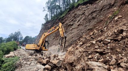 पहिरोका कारण देशभरका ८ वटा राजमार्ग अवरुद्ध, यातायात प्रभावित