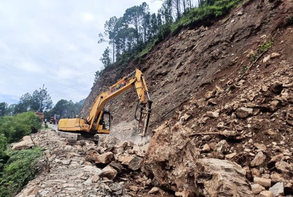 पहिरोका कारण देशभरका ८ वटा राजमार्ग अवरुद्ध, यातायात प्रभावित